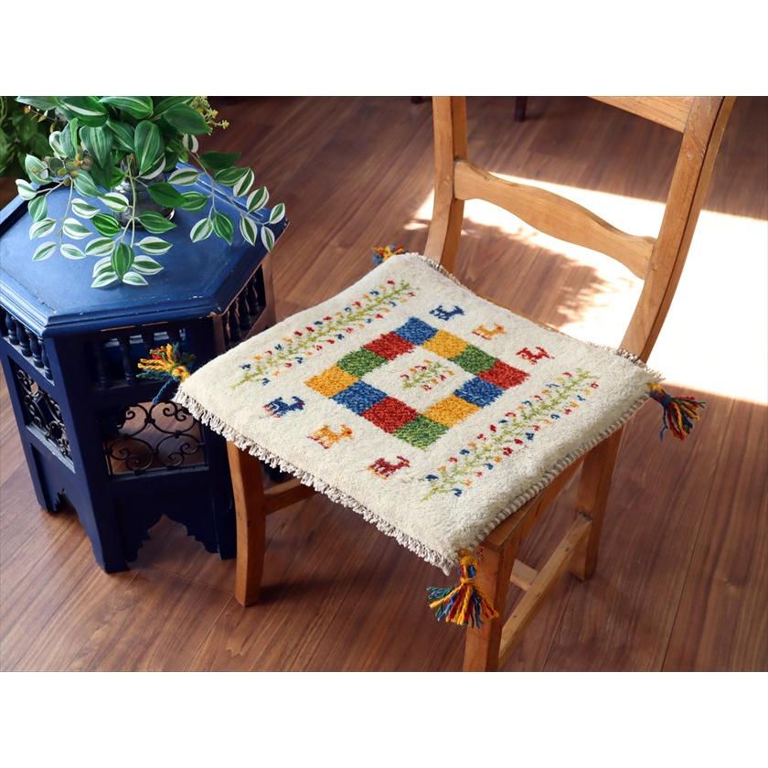 ギャッベ イラン産手織り 座布団サイズ 39×42cm ナチュラルアイボリー 動物と連なるカラフルな生命の樹 |  | 01