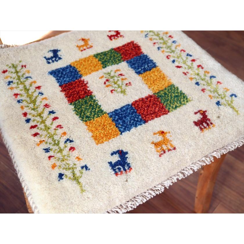 ギャッベ イラン産手織り 座布団サイズ 39×42cm ナチュラルアイボリー 動物と連なるカラフルな生命の樹 |  | 02