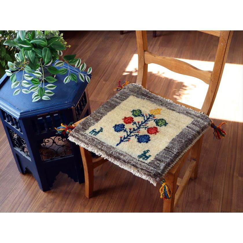 ギャッベ イラン産手織り 座布団サイズ 39×41cm ナチュラルアイボリー 動物とカラフルなザクロの樹 |  | 01