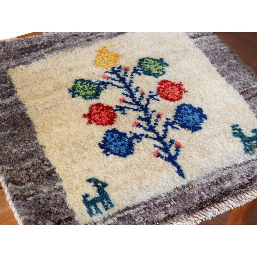ギャッベ イラン産手織り 座布団サイズ 39×41cm ナチュラルアイボリー 動物とカラフルなザクロの樹 |  | 02