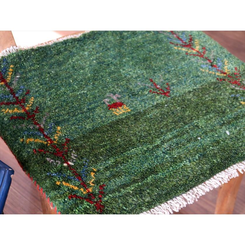 ギャッベ イラン産手織り 座布団サイズ 40×45cm グリーン 動物と連なる生命の樹 |  | 02