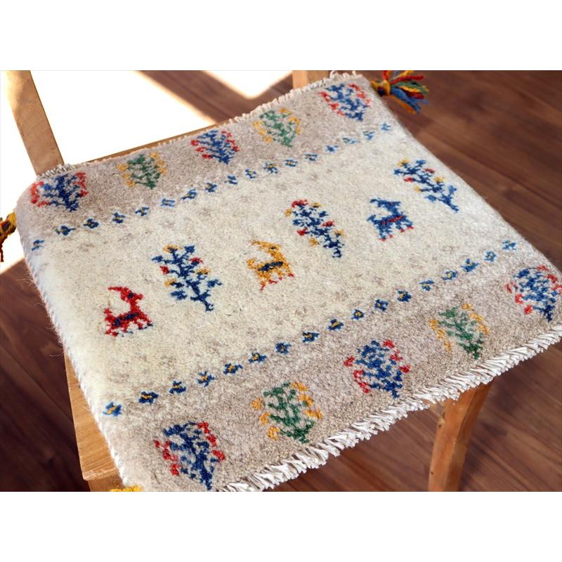 ギャッベ イラン産手織り 座布団サイズ 39×43cm ナチュラルアイボリーカラフルな生命の樹と動物 |  | 02