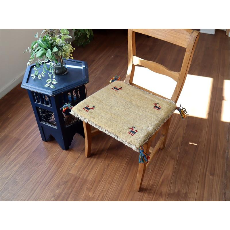 ギャッベ イラン産手織り 座布団サイズ 38×43cm ナチュラルアイボリー 動物モチーフ |  | 01