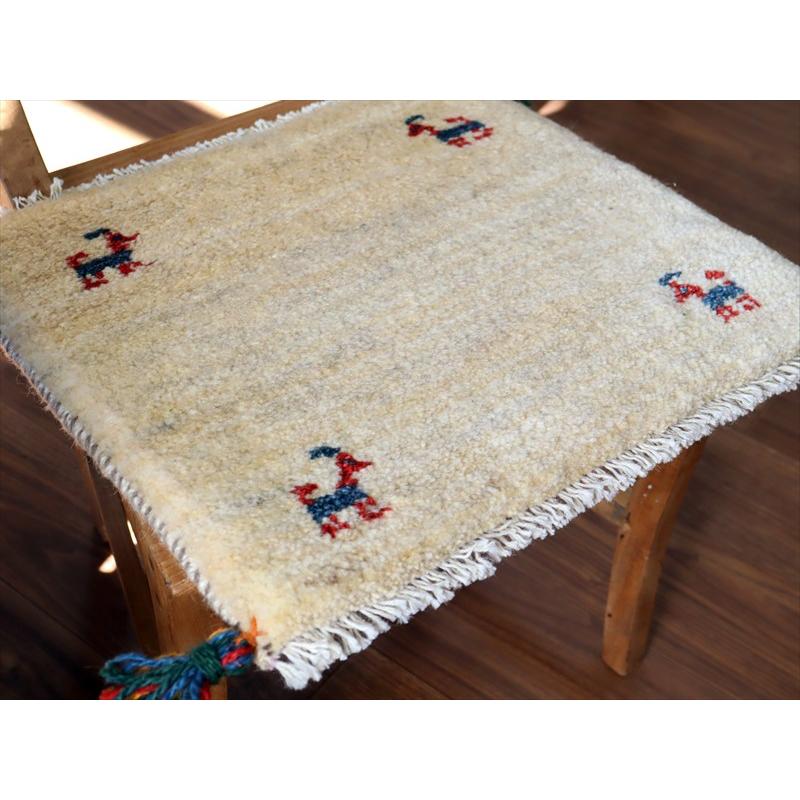 ギャッベ イラン産手織り 座布団サイズ 38×43cm ナチュラルアイボリー 動物モチーフ |  | 02