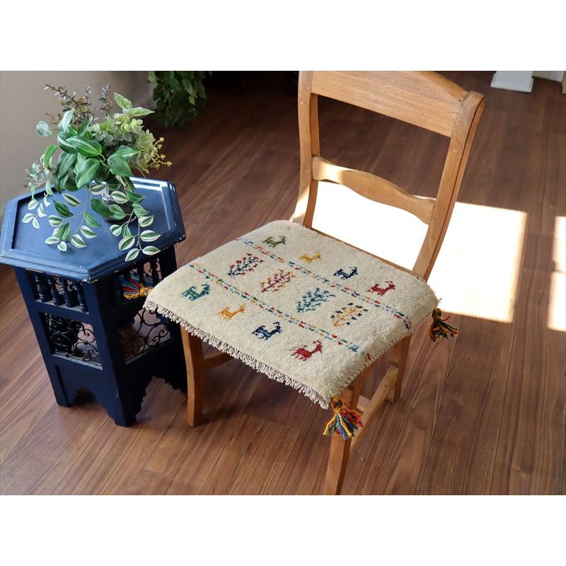 ギャッベ イラン産手織り 座布団サイズ 39×45cm ナチュラルアイボリー カラフルな生命の樹と動物 |  | 01