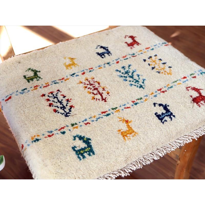 ギャッベ イラン産手織り 座布団サイズ 39×45cm ナチュラルアイボリー カラフルな生命の樹と動物 |  | 02