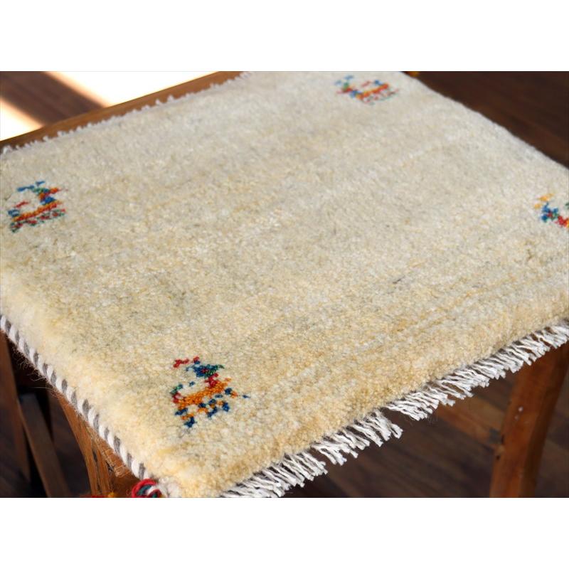 ギャッベ イラン産手織り 座布団サイズ 38×43cm ナチュラルアイボリー 動物モチーフ |  | 02