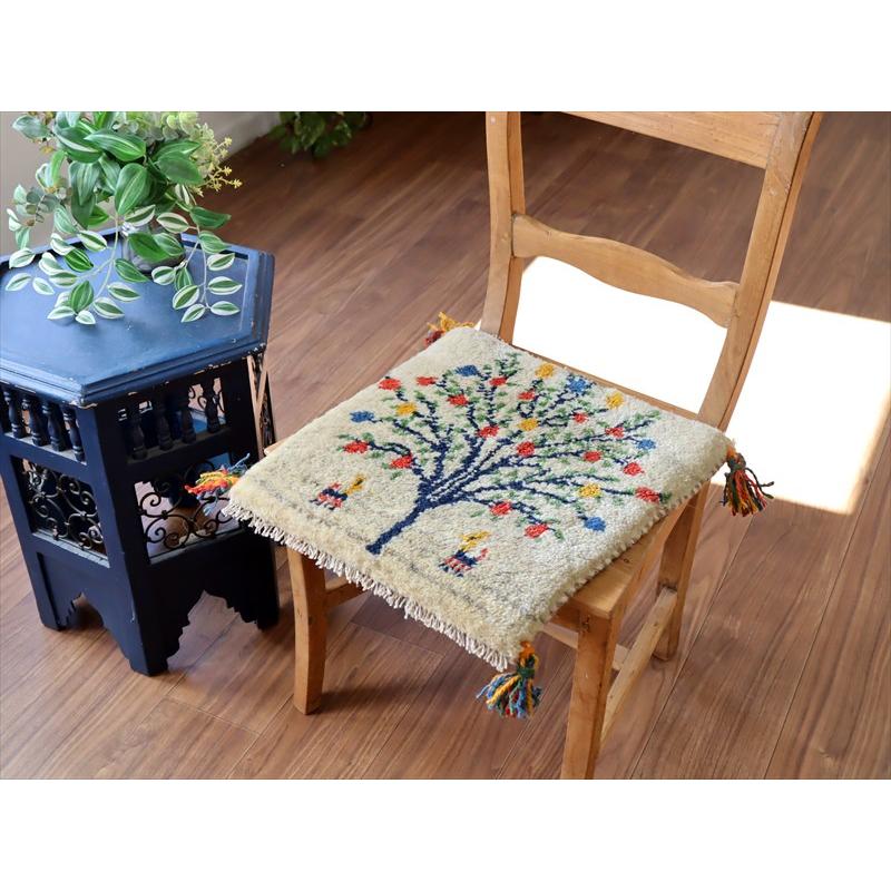 ギャッベ イラン産手織り 座布団サイズ 43×40cm ナチュラルアイボリー カラフルなザクロの樹と動物 |  | 01