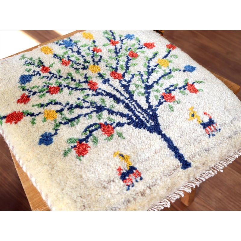 ギャッベ イラン産手織り 座布団サイズ 43×40cm ナチュラルアイボリー カラフルなザクロの樹と動物 |  | 02
