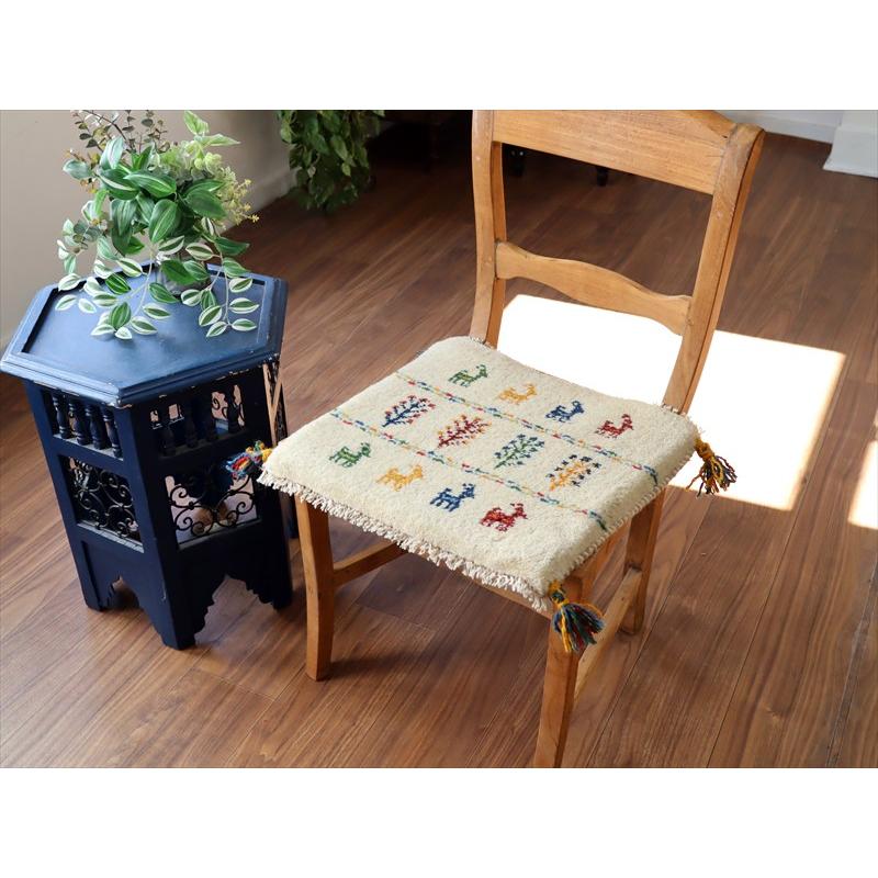 ギャッベ イラン産手織り 座布団サイズ 39×42cm ナチュラルアイボリー カラフルな生命の樹と動物 |  | 01