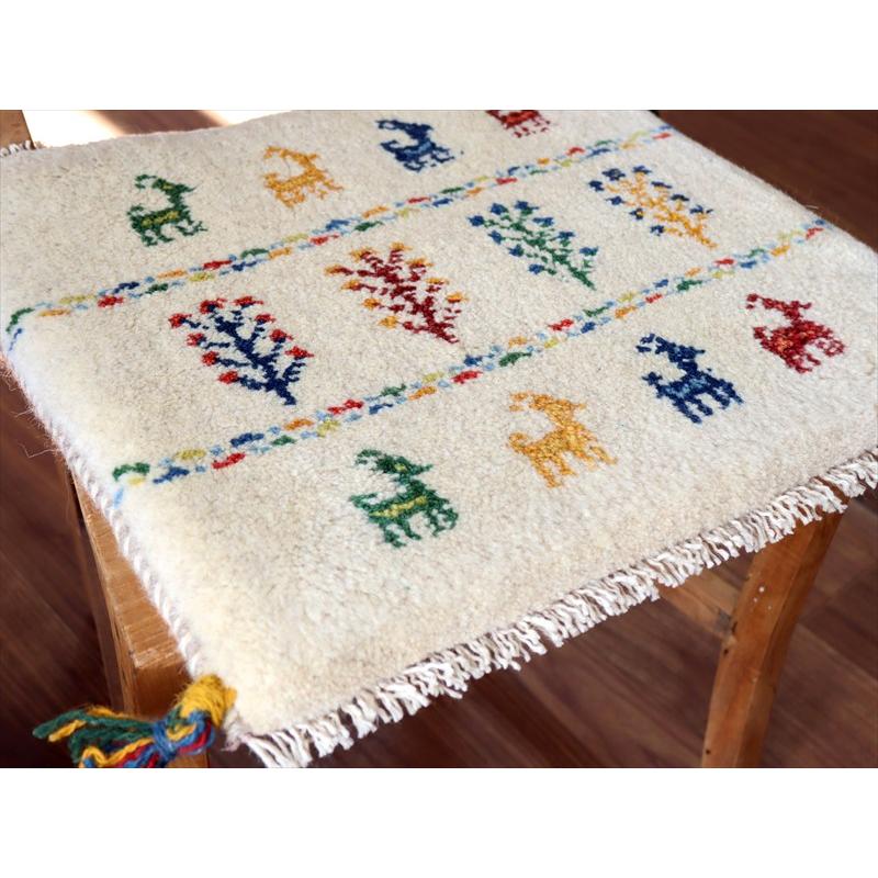 ギャッベ イラン産手織り 座布団サイズ 39×42cm ナチュラルアイボリー カラフルな生命の樹と動物 |  | 02