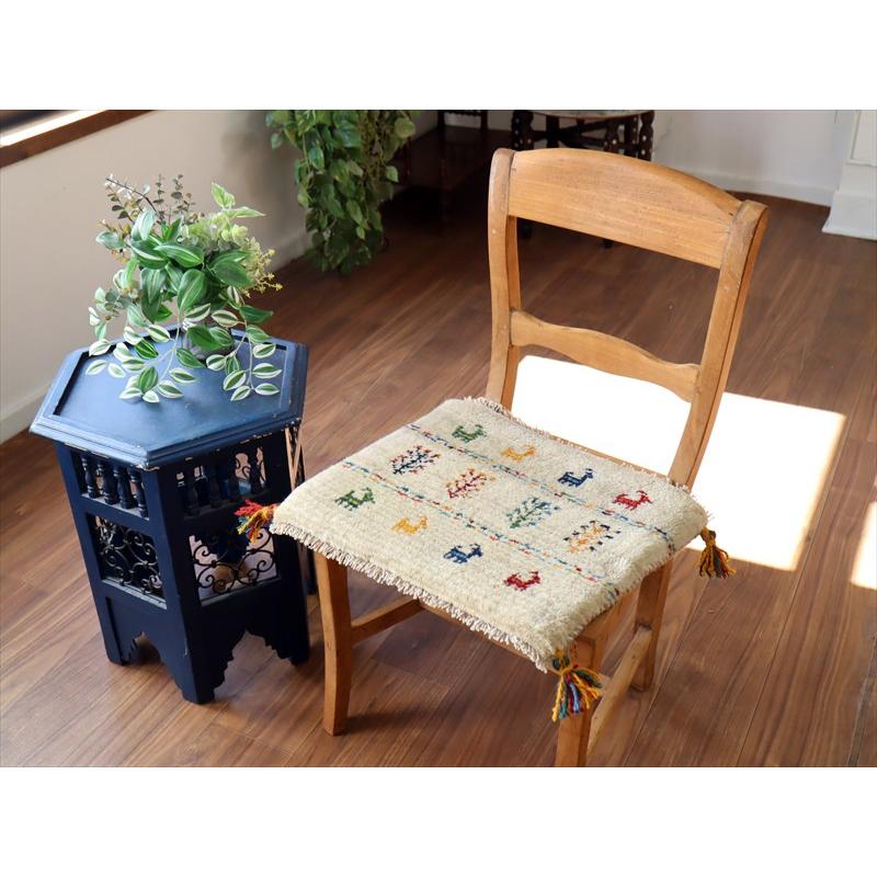 ギャッベ イラン産手織り 座布団サイズ 38×46cm ナチュラルアイボリー カラフルな生命の樹と動物 |  | 01