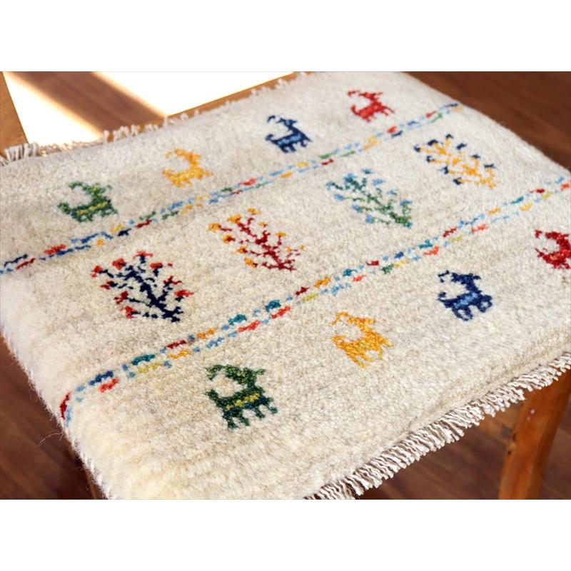 ギャッベ イラン産手織り 座布団サイズ 38×46cm ナチュラルアイボリー カラフルな生命の樹と動物 |  | 02