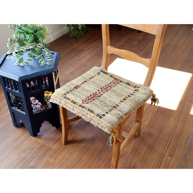 ギャッベ イラン産手織り 座布団サイズ 40×42cm ナチュラルアイボリー 連なる生命の樹 |  | 01