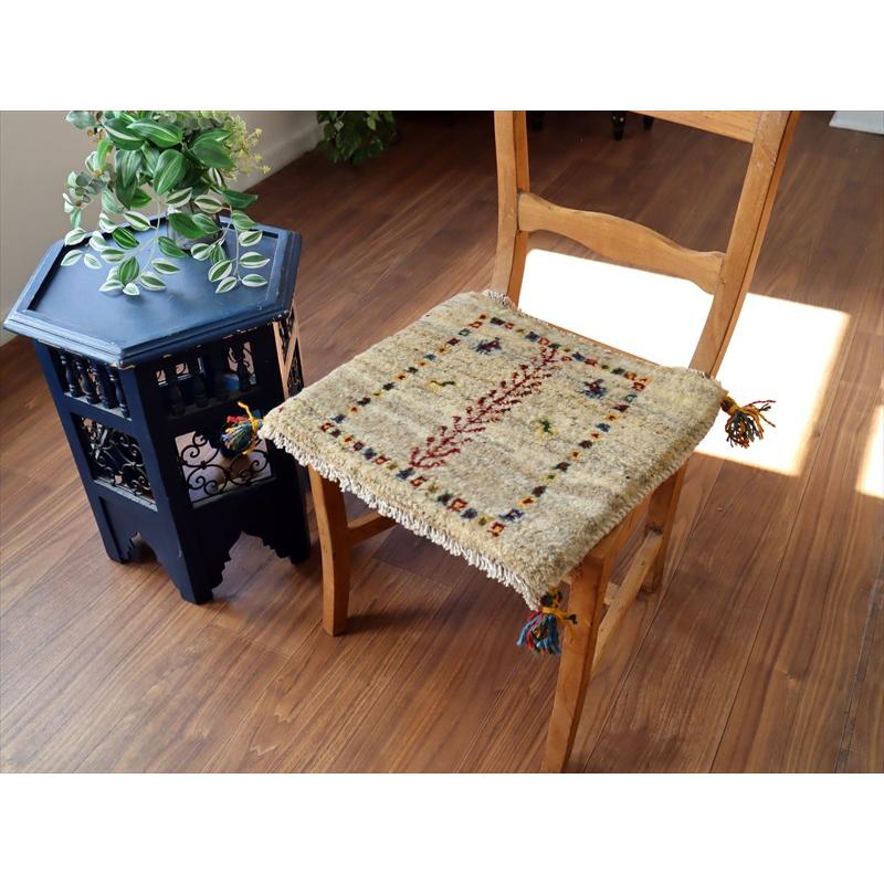 ギャッベ イラン産手織り 座布団サイズ 40×43cm ナチュラルアイボリー 連なる生命の樹と動物 |  | 01