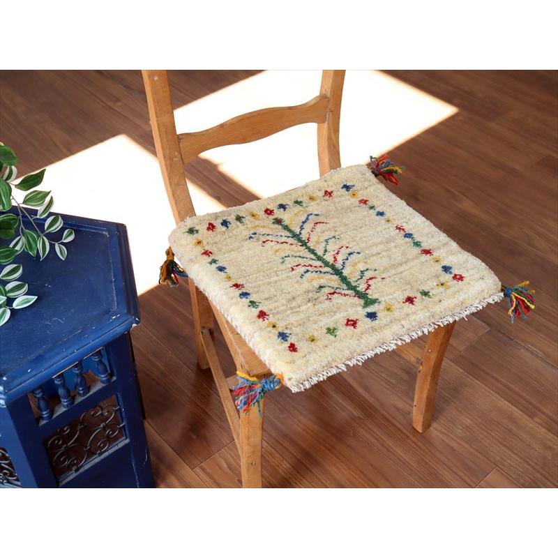 ギャッベ イラン産手織り 座布団サイズ 40×42cm ナチュラルアイボリー カラフルな連なる生命の樹 |  | 01