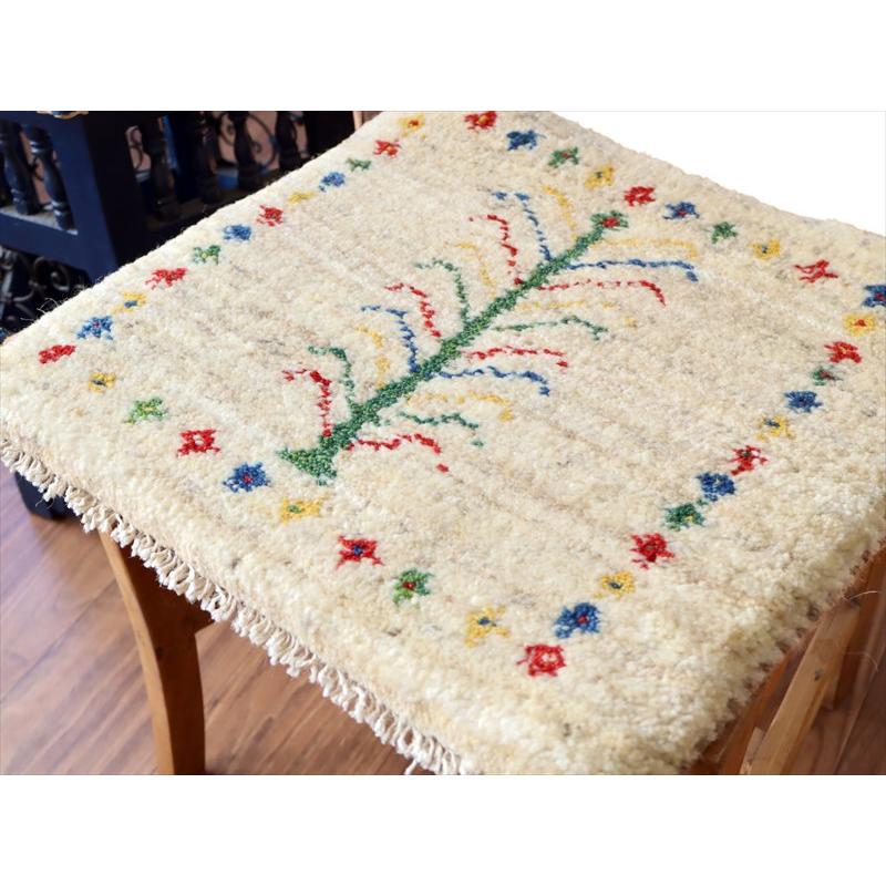 ギャッベ イラン産手織り 座布団サイズ 40×42cm ナチュラルアイボリー カラフルな連なる生命の樹 |  | 02