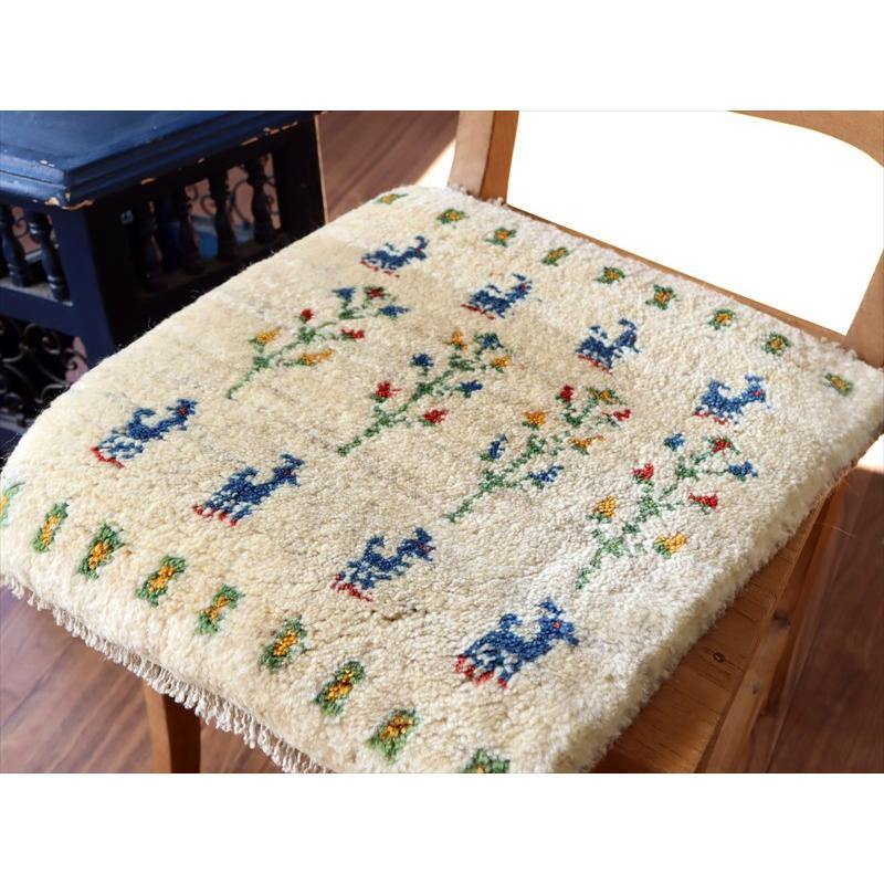 ギャッベ イラン産手織り 座布団サイズ 42×40cm ナチュラルアイボリー カラフルな生命の樹と動物 |  | 02