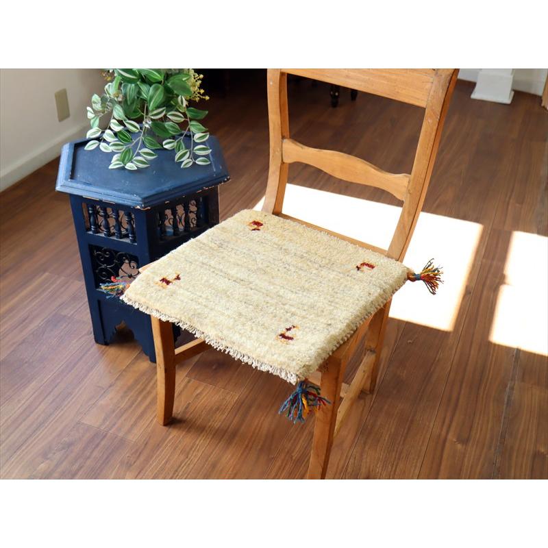 ギャッベ イラン産手織り 座布団サイズ 41×42cm ナチュラルアイボリー 動物モチーフ |  | 01