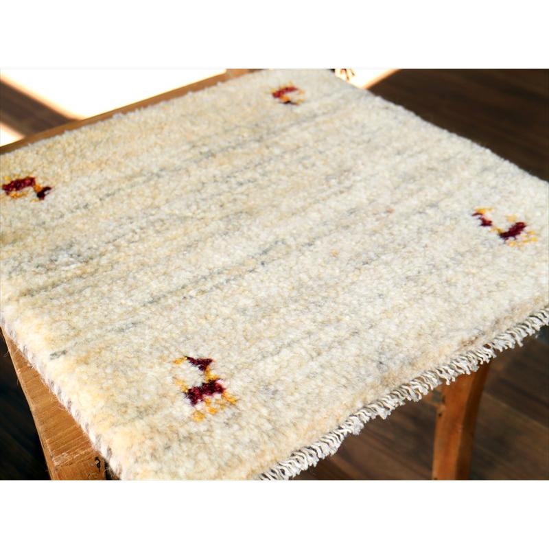 ギャッベ イラン産手織り 座布団サイズ 41×42cm ナチュラルアイボリー 動物モチーフ |  | 02