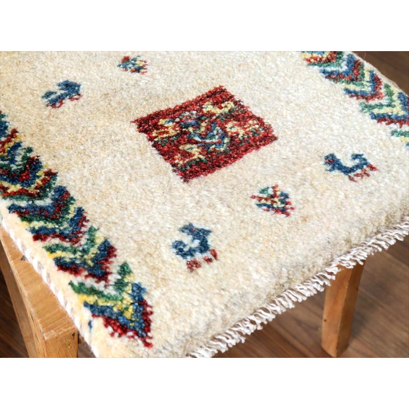 ギャッベ イラン産手織り 座布団サイズ 41×41cm ナチュラルアイボリー 連なる生命の樹と動物 |  | 02