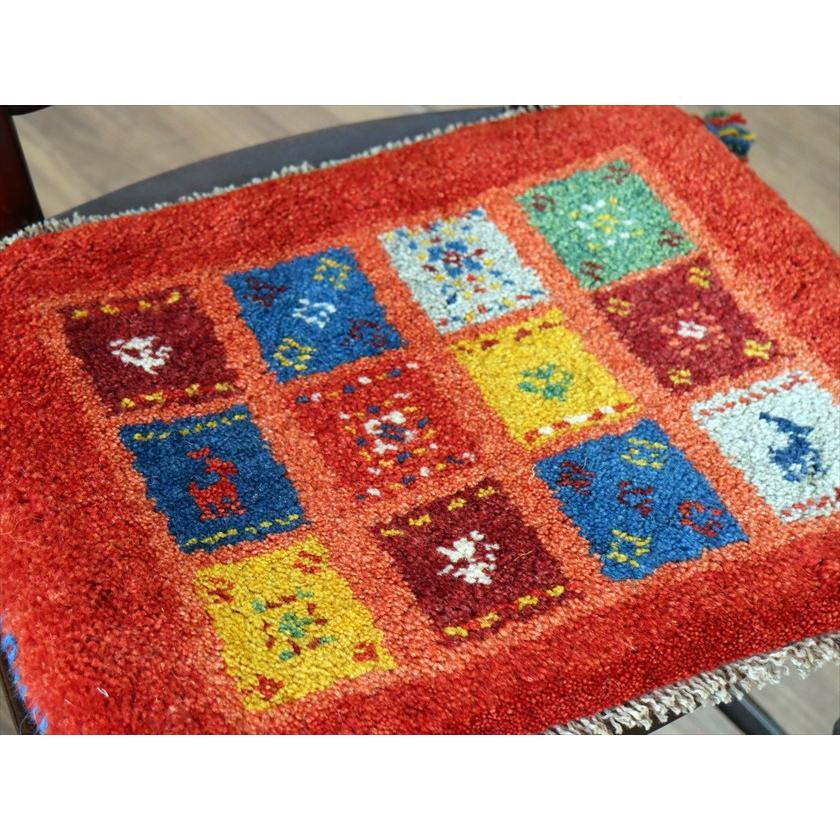 ギャッベ イラン産手織り 座布団サイズ 36×45cm レッド カラフルタイル 生命の樹と動物 |  | 02