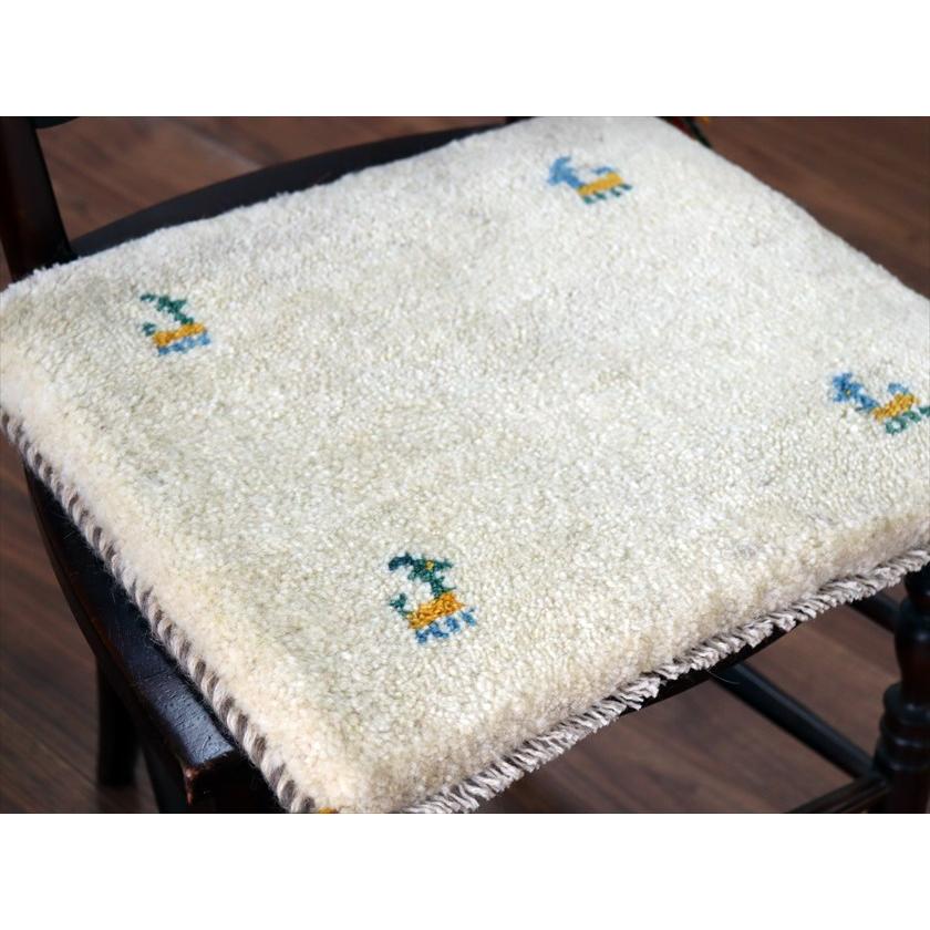 ギャッベ イラン産手織り 座布団サイズ 37×42cm ナチュラルアイボリー 動物モチーフ |  | 02