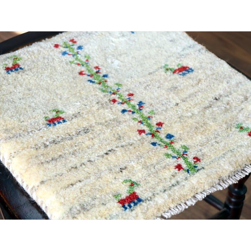 ギャッベ イラン産手織り 座布団サイズ 39×40cm ナチュラルアイボリー 連なる生命の樹と動物 |  | 02