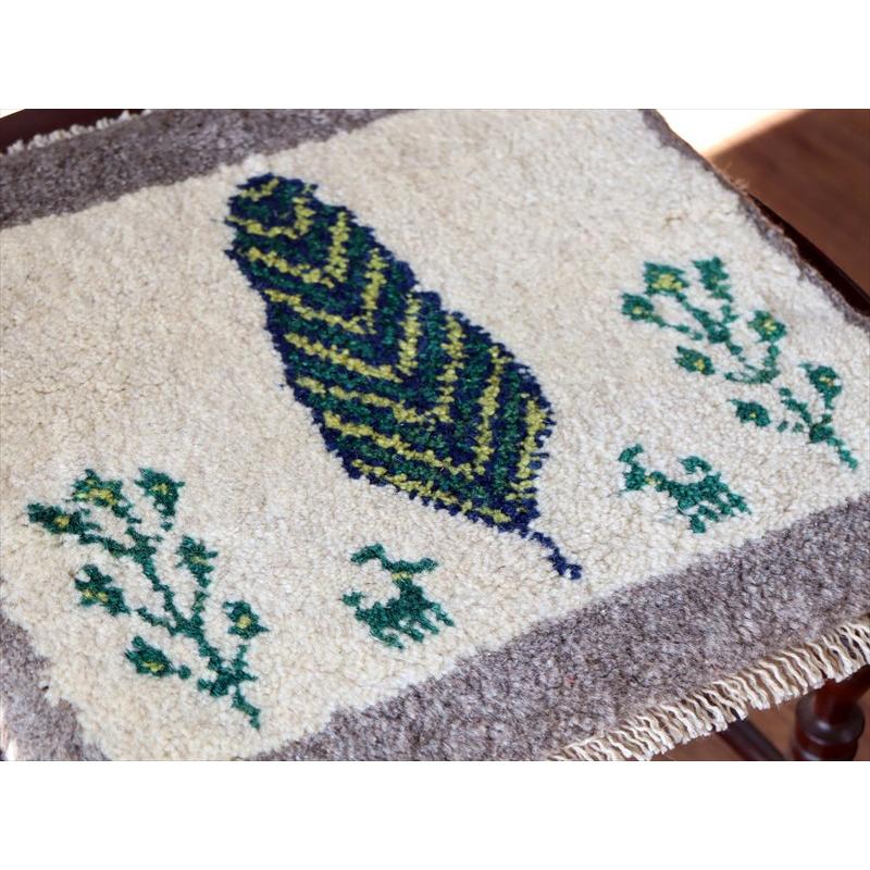 ギャッベ イラン産手織り 座布団サイズ 38×40cm ナチュラルアイボリー 糸杉と動物 |  | 02