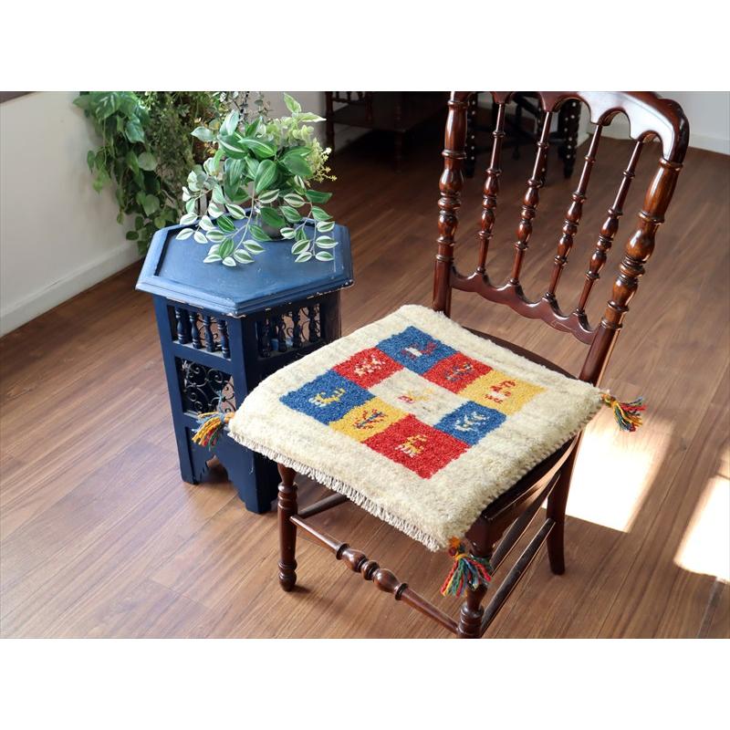 ギャッベ イラン産手織り 座布団サイズ 42×42cm ナチュラルアイボリー カラフルタイル 動物と生命の樹 |  | 01