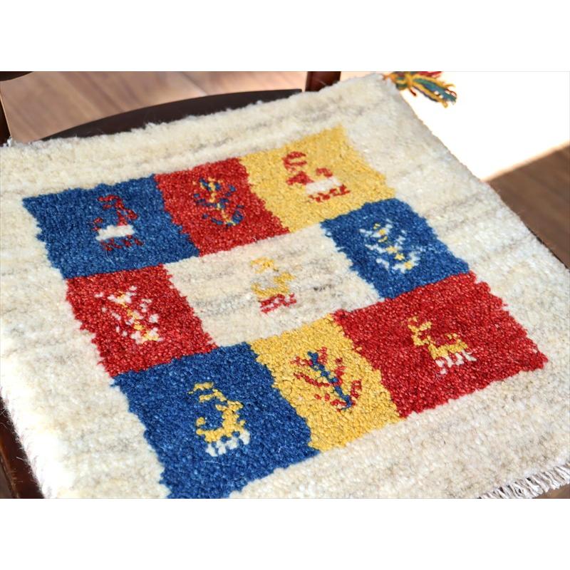 ギャッベ イラン産手織り 座布団サイズ 42×42cm ナチュラルアイボリー カラフルタイル 動物と生命の樹 |  | 02