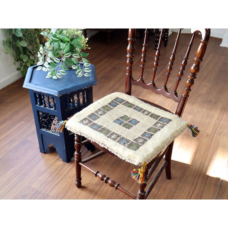 ギャッベ イラン産手織り 座布団サイズ 36×44cm ナチュラルアイボリー タイルの中に生命の樹と動物 |  | 01