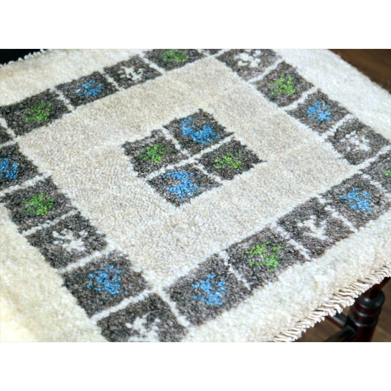 ギャッベ イラン産手織り 座布団サイズ 36×44cm ナチュラルアイボリー タイルの中に生命の樹と動物 |  | 02