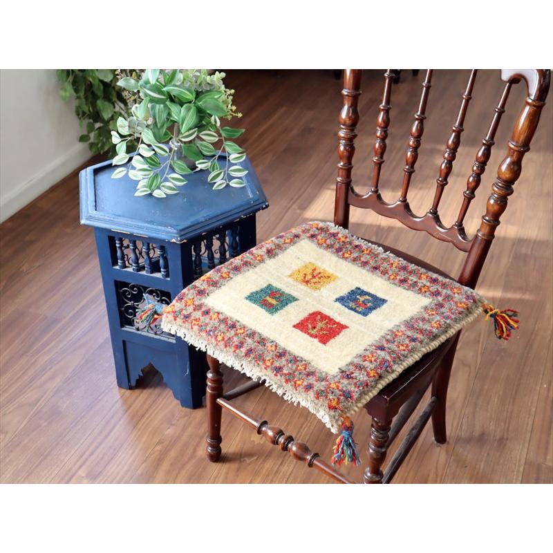 ギャッベ イラン産手織り 座布団サイズ 42×43cm ナチュラルアイボリー カラフルタイル 動物と生命の樹 |  | 01