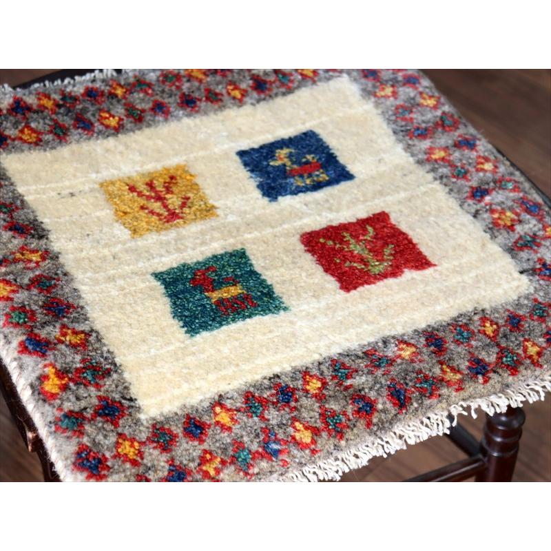 ギャッベ イラン産手織り 座布団サイズ 42×43cm ナチュラルアイボリー カラフルタイル 動物と生命の樹 |  | 02