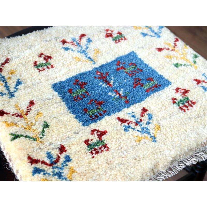 ギャッベ イラン産手織り 座布団サイズ 38×40cm ナチュラルアイボリー カラフルな生命の樹と動物 |  | 02