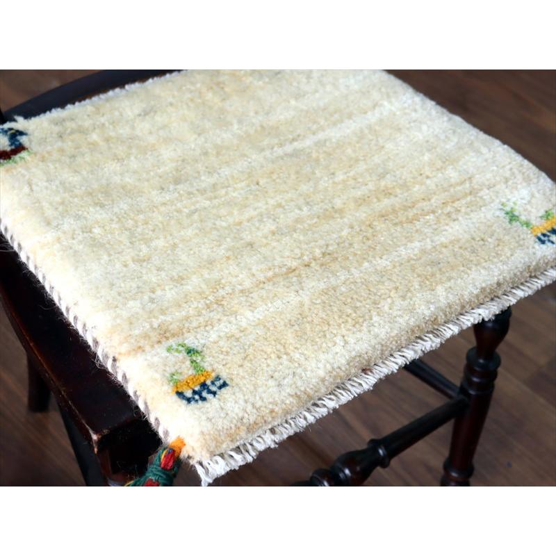 ギャッベ イラン産手織り 座布団サイズ 37×40cm ナチュラルアイボリー 動物モチーフ |  | 02