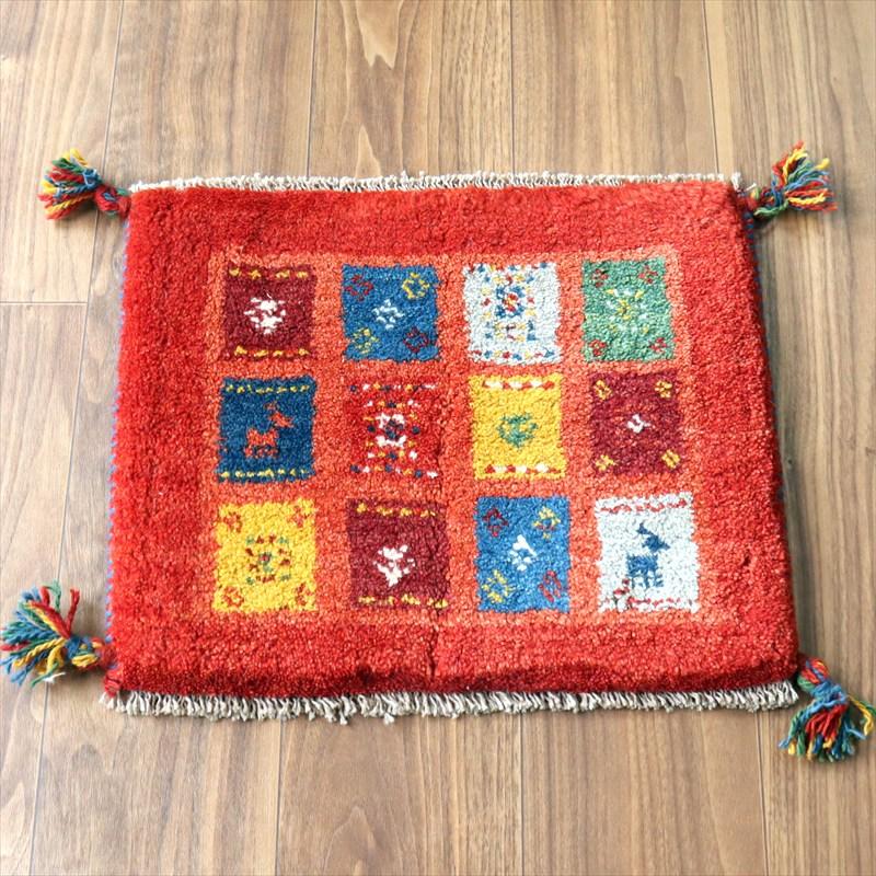 ギャッベ イラン産手織り 座布団サイズ 37×45cm レッド カラフルタイルの中に動物と生命の樹 | 