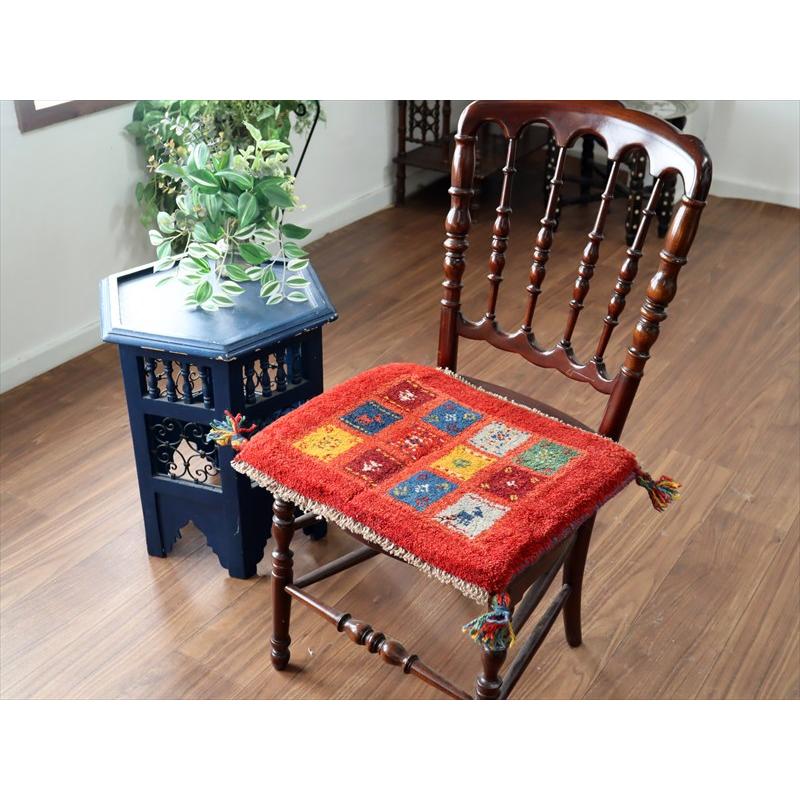 ギャッベ イラン産手織り 座布団サイズ 37×45cm レッド カラフルタイルの中に動物と生命の樹 |  | 01