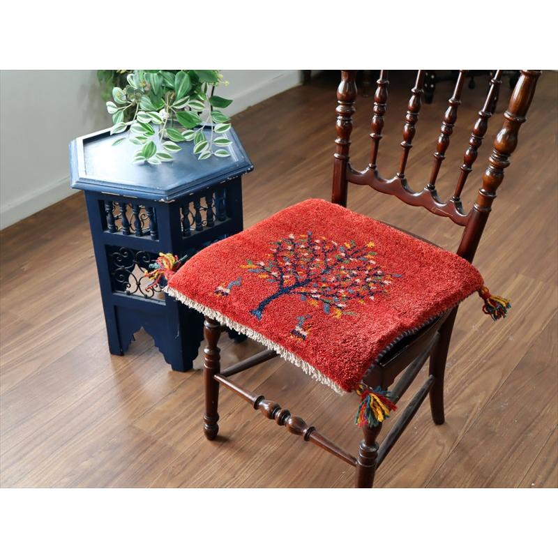 ギャッベ イラン産手織り 座布団サイズ 40×43cm レッド カラフルな花の咲いた樹と動物 |  | 01