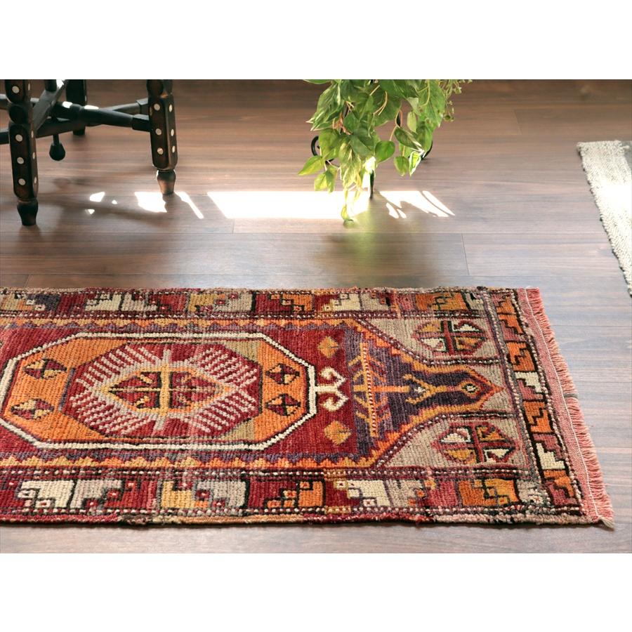 トルコの手織り絨毯 コンヤ 119x56cm オールドカーペット ヤストゥク |  | 02