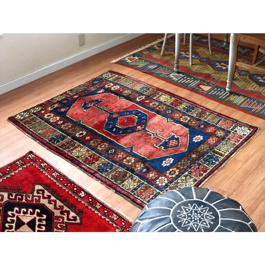 トルコ絨毯 オールドカーペット 144x111cm レッド ブルー 小花の トルコ絨毯 オールドカーペット 144x111cm レッド ブルー 小花の