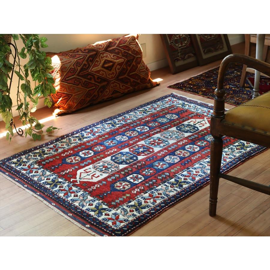 トルコの手織り絨毯 草木染 147x102cm 星のモチーフ