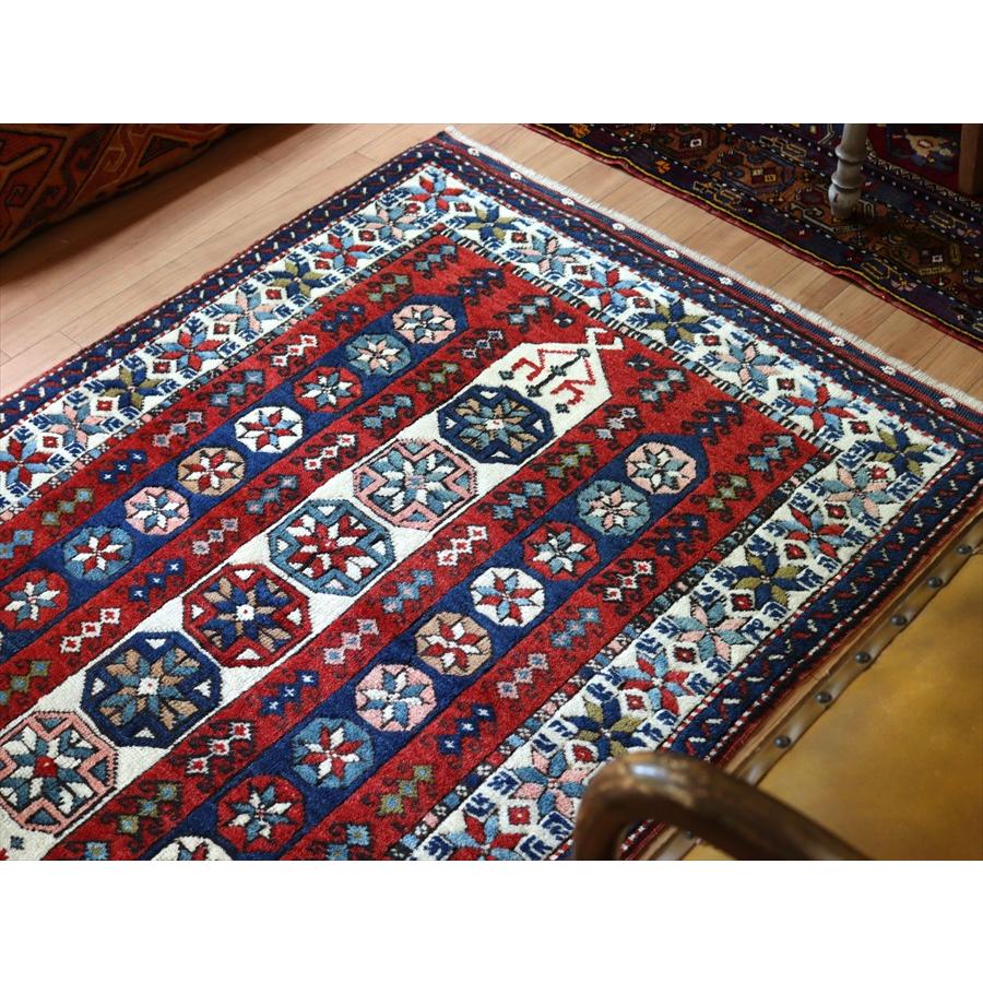 トルコの手織り絨毯 草木染 147x102cm 星のモチーフ