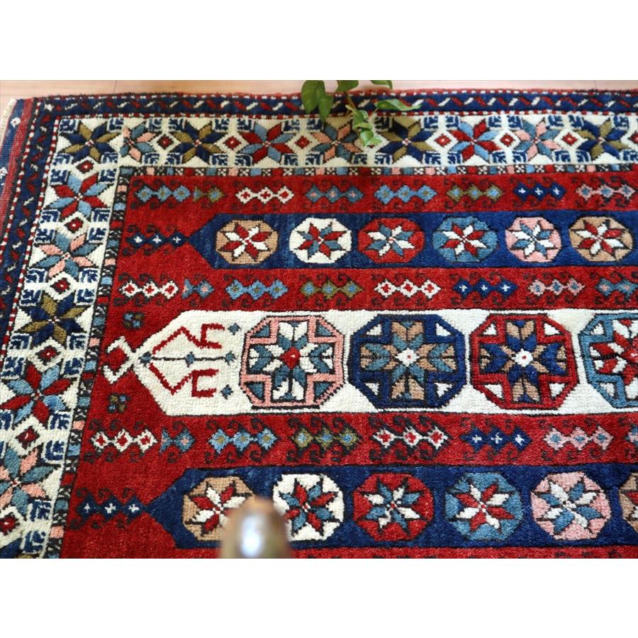 トルコの手織り絨毯 草木染 147x102cm 星のモチーフ