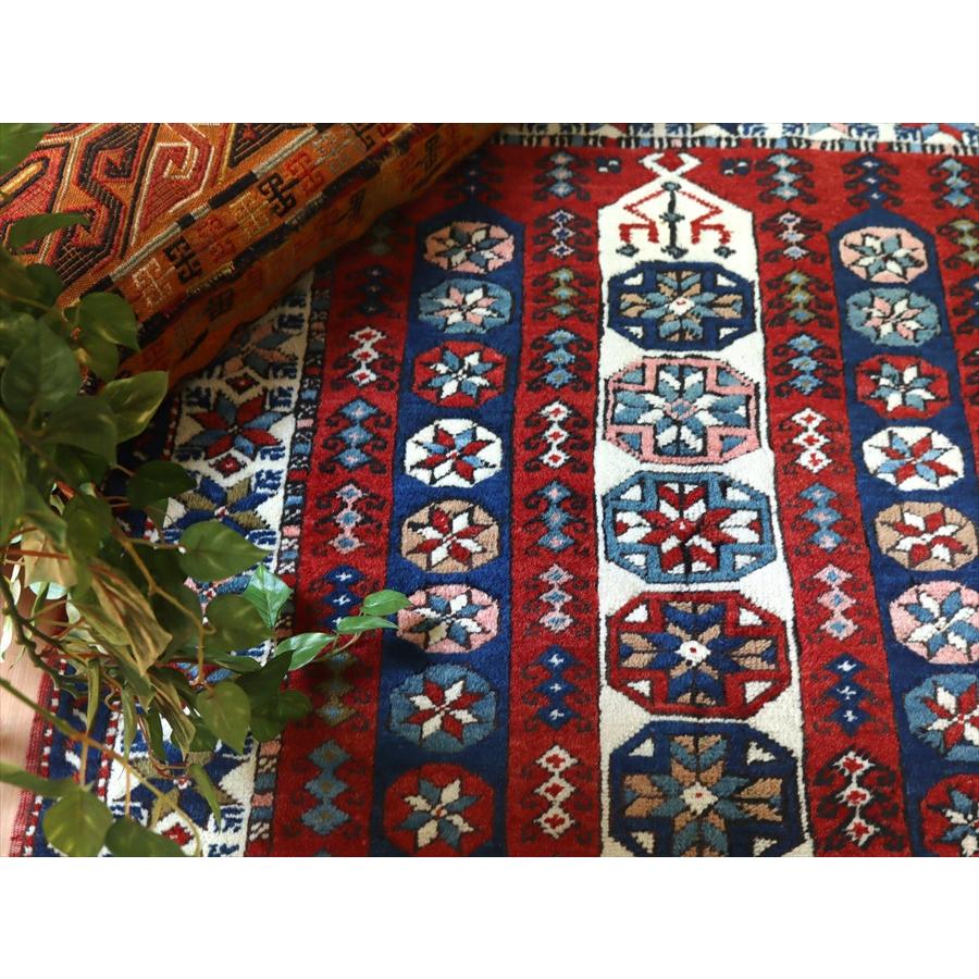 トルコの手織り絨毯 草木染 147x102cm 星のモチーフ