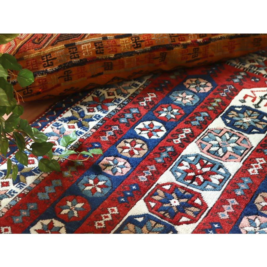 トルコの手織り絨毯 草木染 147x102cm 星のモチーフ