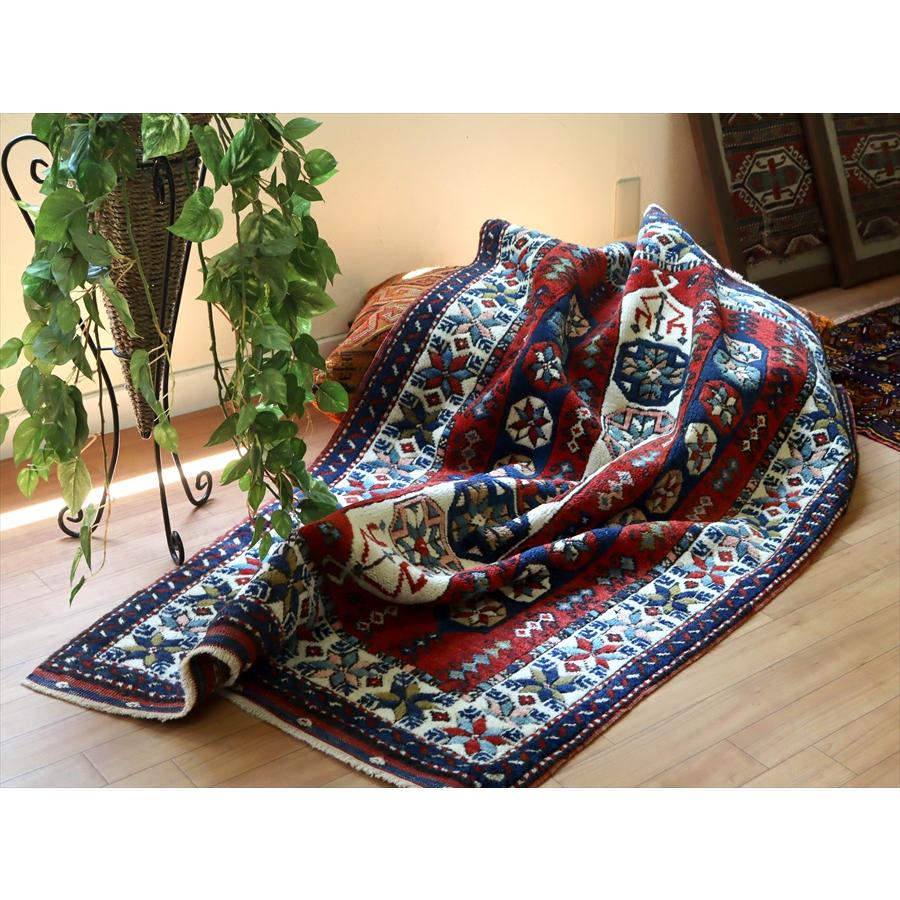 トルコの手織り絨毯 草木染 147x102cm 星のモチーフ