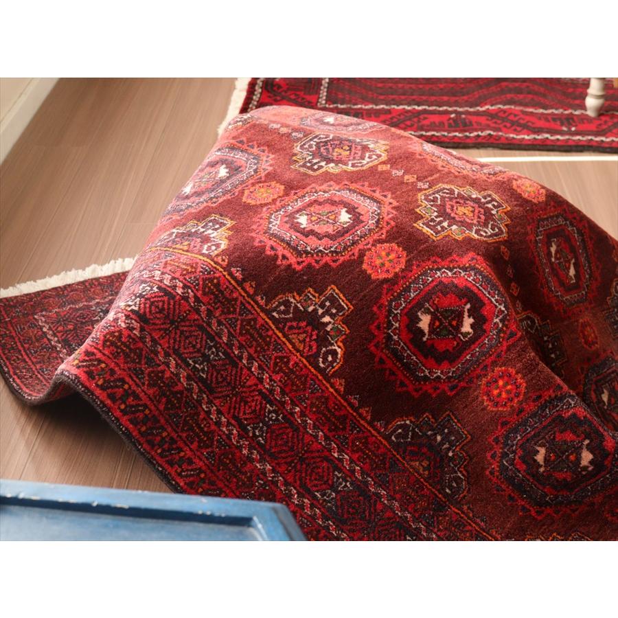 バルーチ族の絨毯 204x111cm 連なるギュル文様 : インプレッションオブ