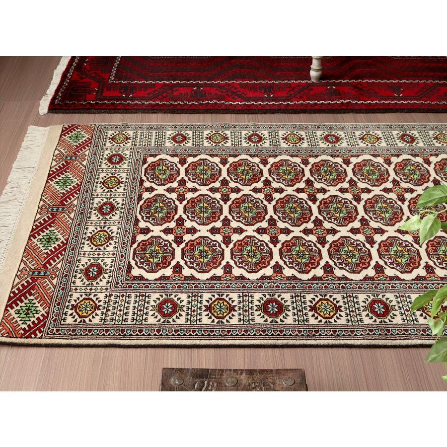 トルクメン族の手織り絨毯 165x103cm 連なるギュル アイボリー | ブランド登録なし | 02